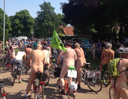 Cardiff_NakedBikeRide1