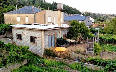 Example of “ugliness”: improvised houses. O Barco de Valdeorras, Rubén Vizcaíno en La Voz de Galicia (Galician Journal)